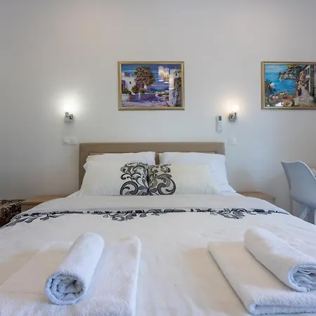 Lucia Apartman *